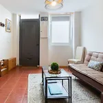 Host Wise - Stylish Adorable Flat In Gaia