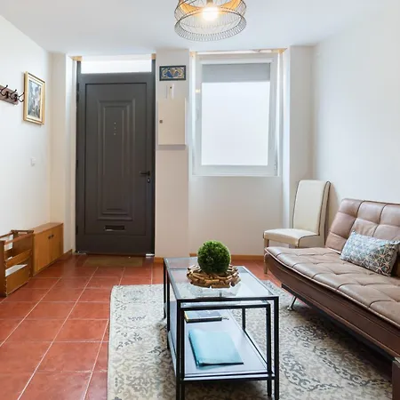 Host Wise - Stylish Adorable Flat In Gaia